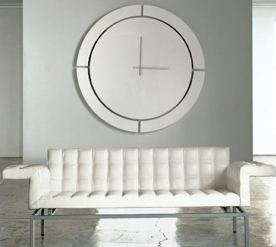 huge wall clock, round