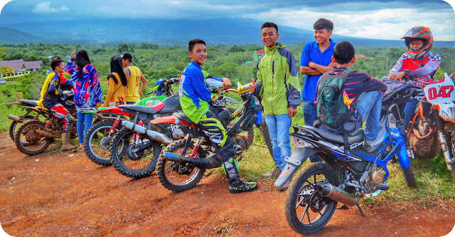  lagi asyik bersenda gurau diatas motor trail yg siap melahap jalanan terjal berliku diata Berpacu NAFSU Adrenalin di Pagaralam