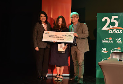 Banrural premia a la autora de la novela ganadora de Bienal Guatemalteca 