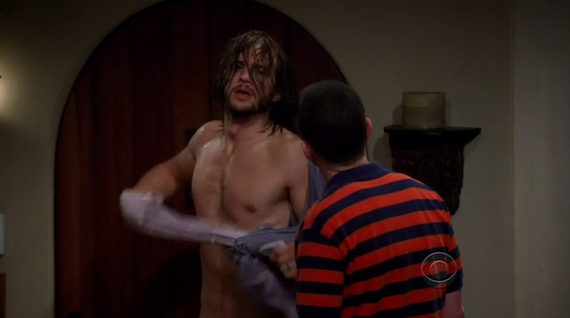 Ashton Kutcher Shirtless in Two and a Half Men s9e01