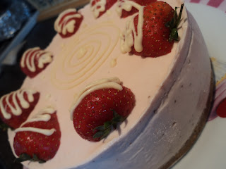 Simply Mama ♥: Strawberry & White Chocolate Mousse Cake
