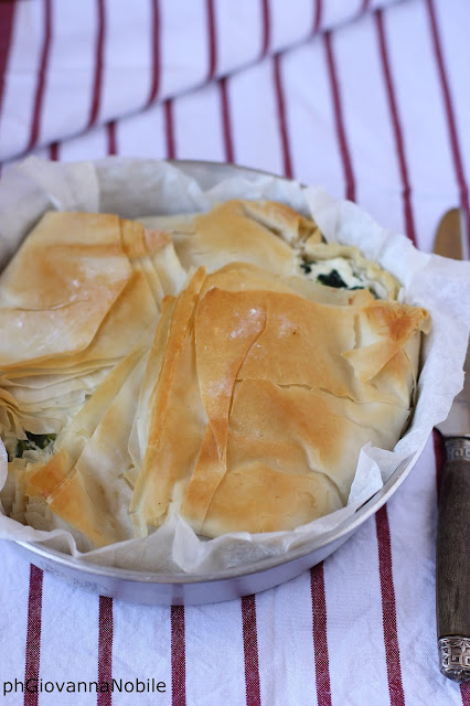 Torta salata di pasta fillo farcita con ricotta di pecora e coste