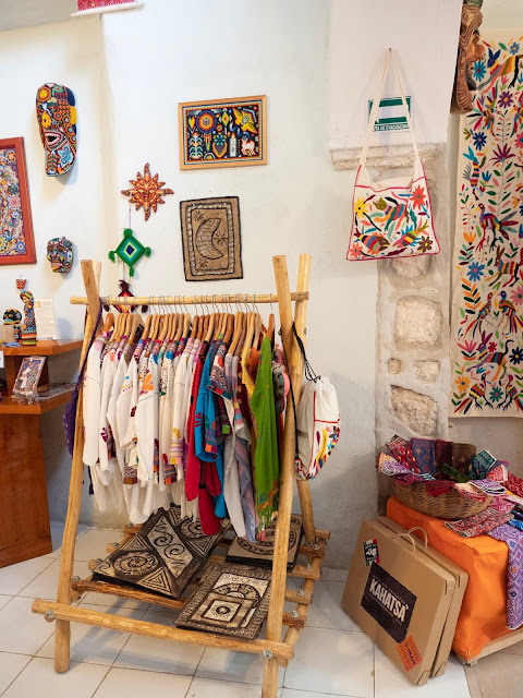 Interior de tiensa con ropa y artesanías mexicanas