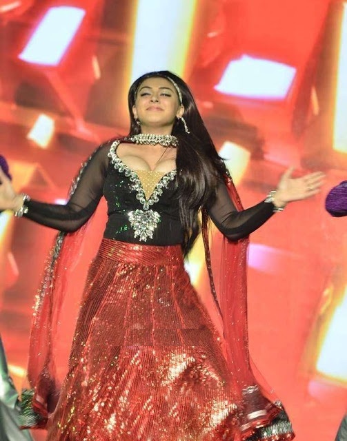 Hansika Motwani hot show at siima