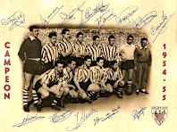 CLUB ATLÉTICO DE BILBAO - Bilbao, Vizcaya, España - Temporada 1954-55 - Carmelo, Orúe, Garay, Arteche, Mauri, Maguregui , Lezama (portero suplente) y Canito; Azcárate, Marcaida, Arieta, Uribe y Gainza - ATLÉTICO DE BILBAO 1 (Uribe), SEVILLA C. F. 0 - 05/06/1955 - Copa del Generalísimo, final - Madrid, estadio Santiago Bernabeu - El Atlético de Bilbao consiguió su 18º título de Copa
