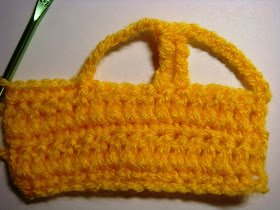 how to crochet a car appliqué - step #8