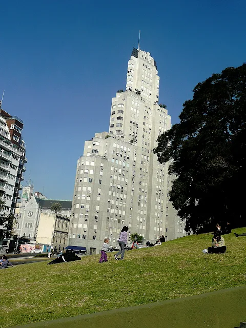 EDIFICIO KAVANAGH fisto desde la plaza