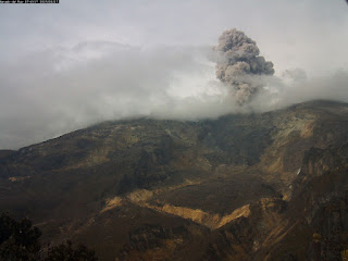 Panache de cendres produit par une explosion sur le volcan Nevado del Ruiz, 17 septembre 2015