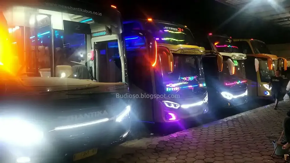 Pengalaman naik bus PO New SHANTIKA. Bus PO New SHANTIKA saat berada di rumah makan - Budioso.blogspot.com