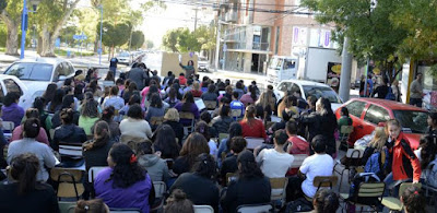 Los futuros maestros cursaron en la calle para protestar