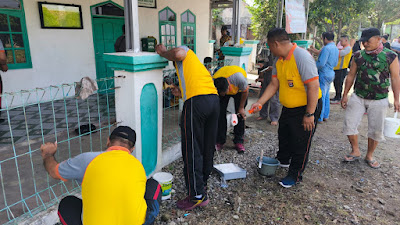Polsek Cilegon Kota Polres Cilegon Gotong Royong bersama warga membersihkan Mushola