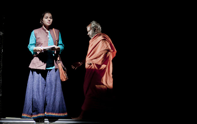 There are several actors who play multiple parts in a play and silently add to the depth of the story. For example, this actor in saffron was seen playing several parts, mostly of Hindu pandits and also silently changing the scene in the background.