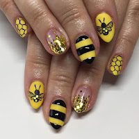 Uñas decoradas de abejas