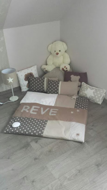 coin lecture enfant tapis mansarde beige marron taupe etoile our nounours étagère livre calme