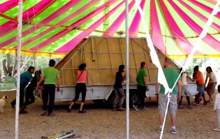 Voluntarios en el montaje de la carpa