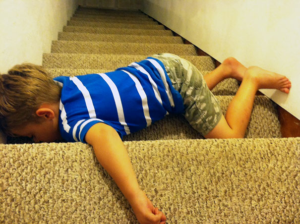 15+ Hilarious Pics That Prove Kids Can Sleep Anywhere - Napping On The Stairs