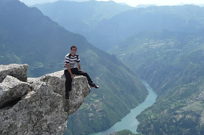 Il turista coraggioso sale sul precipizio - Lago di Fierzë-Koman (Albania)