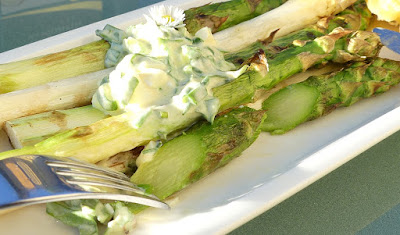 Gegrillter Spargel mit Ei-Sauerampfer-Dip und Kartoffeln