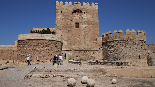 Fortaleza medieval con dos torres y una gran torre del homenaje.