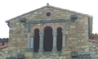 Oviedo, iglesia de Santa María de Bendones, ventana trífora