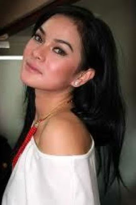 Artis Cantik Astrid Tiar