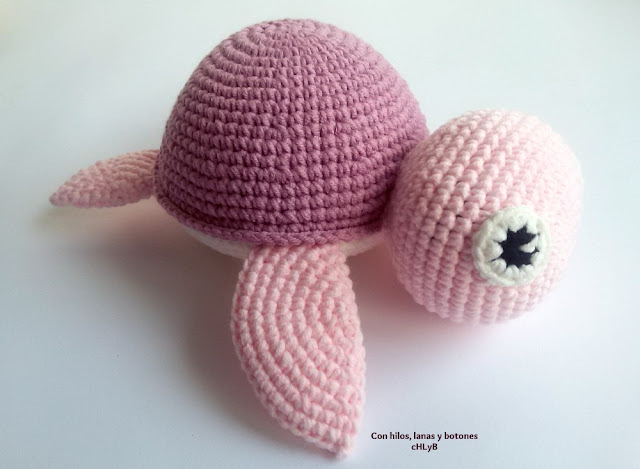 Con hilos, lanas y botones: tortuga de agua amigurumi (Vibemai)