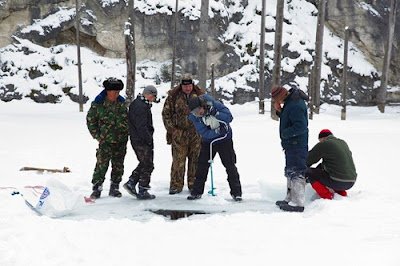 Extreme Ice Diving Seen On www.speedytown.com