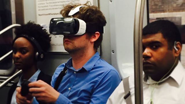 Uma foto curiosa com mais de 1.700 retweets começou a aparecer na timeline de todo mundo, mostrando um homem na linha L do metrô de Nova York.
Sabemos que ele é do futuro porque está usando um headset VR, e está claramente tendo uma experiência em realidade virtual: