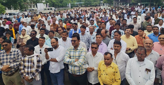 विसंगतिपूर्ण ई-अटेंडेंस का विरोध, पुरानी पेंशन बहाली, पदोन्नति एवं लंबित क्रमन्नति मांगी.. आजाद अध्यापक शिक्षक संघ के तत्वाधान में  बड़ा प्रदर्शन, भोपाल में बृहद आंदोलन की चेतावनी..
