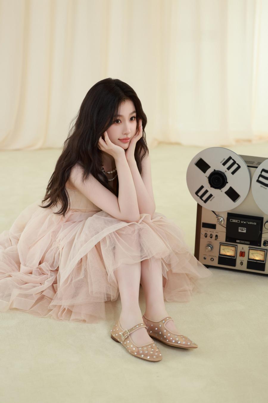 Esther Yu Shuxin Comforts Photographer After Camera Accident with Heartfelt Gesture