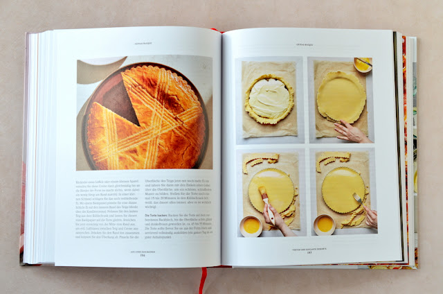 Aufgeschlagene Seiten zeigen die Innenansicht des Buches „Aus Liebe zum Backen“.