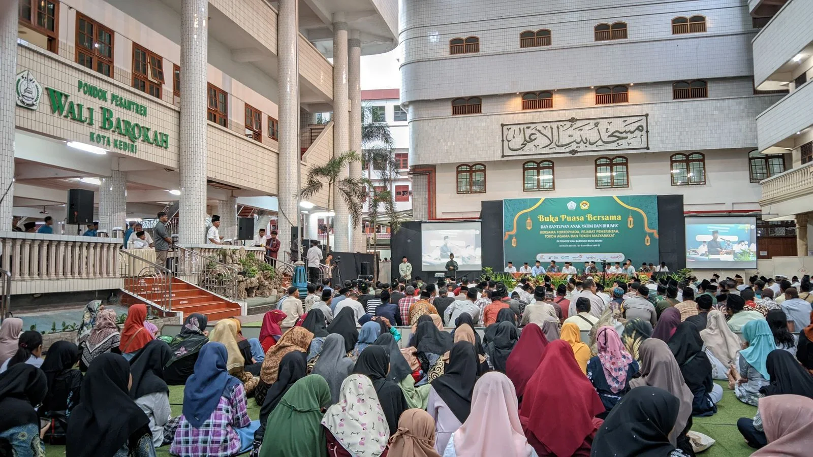 Bukber Ponpes Wali Barokah, Senyum Bagi 100 Anak Yatim dan 700 Keluarga