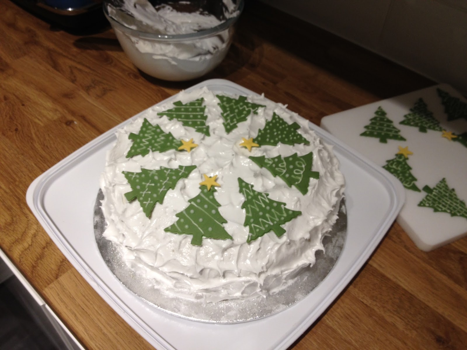 How to Make A Christmas Cake (Part 4 - Icing & Decorating ...