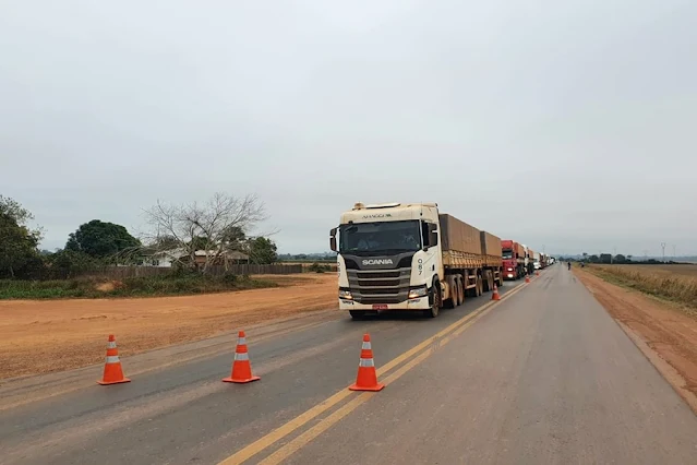 BR-364 é fechada parcialmente por manifestantes no trevo de Cujubim