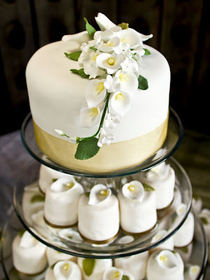 wedding cake with lilies