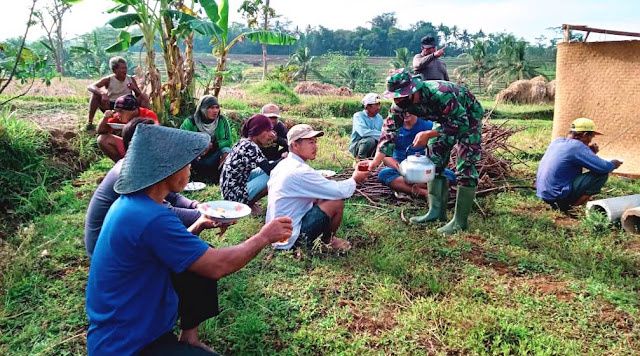 Satgas TMMD 109 Jalin Keakraban Dengan Warga Jatiwarno