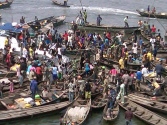 PICTURE : Seina Bus fell in to d lagoon on 3rd mainland bridge