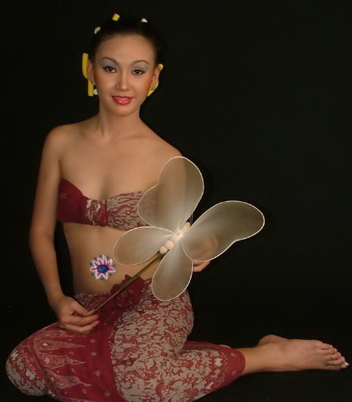 http://www.siwoksintol.com/2012/07/maureen-model-seksi-indonesia-yang.html