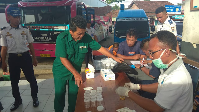 BNNK Cilacap Gelar Tes Urine Bagi Driver & Kru Angkutan Umum