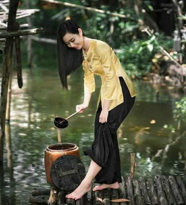 Thiếu nữ áo bà ba vàng