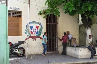 Unos 10 reclusos preventivos se fugaron la madrugada del miércoles de la cárcel preventiva de la sede de la Dirección Regional Norte de la Policía Nacional, en Puerto Plata.