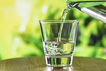 فوائد شرب الماء علي الريق اليك قائمة باهم الفوائد