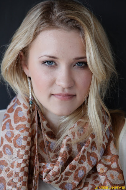  Singer Emily Osment in Stylish Sweet Wool Scarf Fashion   