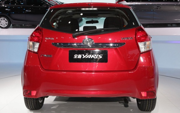 2014-Toyota-Yaris05