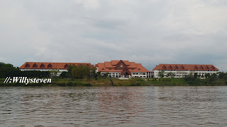  ialah nama sebuah pulau kecil yang terletak di tengah sungai Mekhong di area Golden Tria I'm in Laos!!! Donsao Island