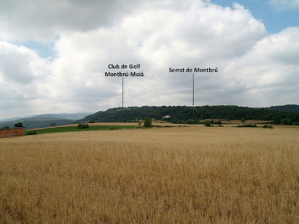 Extensa panoràmica dels plans de Moià amb el Serrat de Montbrú al fons, des del Camí del Castell de Clarà