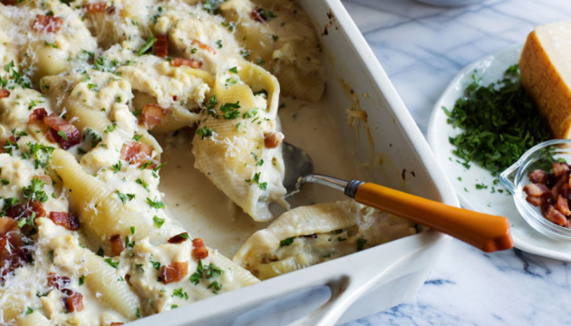 stuffed carbonara chicken alfredo shells