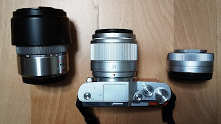 左）望遠レンズ、 中央）単焦点レンズ、 右）標準レンズ