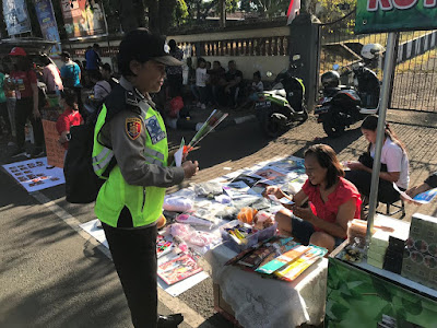 Hari Jadi Polwan Ke-71, Polwan Polres Buleleng Bagikan Bunga Mawar dan Helm Gratis