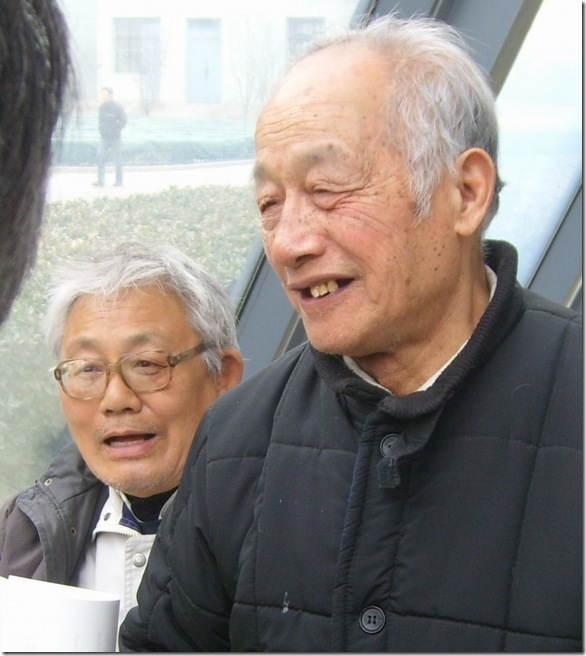 20－右起，右派校友何光荣、博绳武。11时41分。(俞梅荪摄)